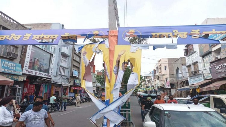 संगरूर में चुनाव आयोग ने की कार्रवाई, केजरीवाल और भगवंत मान के रोड शो से पहले फाड़े होर्डिंग 