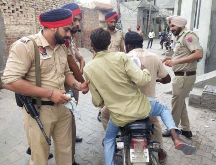 पंजाबः पुलिस ने नशे के खिलाफ बस्ती में की छापामारी
