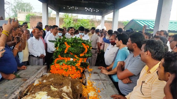 पूर्व मंत्री प्रवीण शर्मा का राजकीय सम्मान के साथ हुआ अंतिम संस्कार, नम आंखों से दी अंतिम विदाई