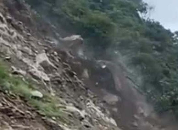 7 मील के पास पहाड़ी से मलबा गिरने से चंडीगढ़-मनाली राष्ट्रीय राजमार्ग-21 बंद, देखें वीडियो