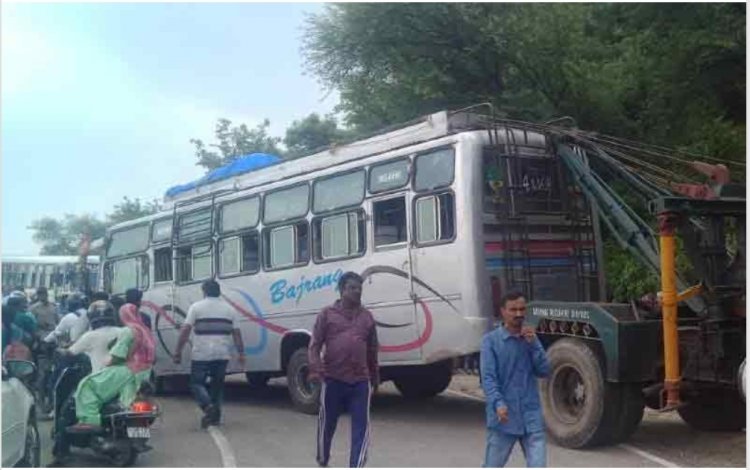 मुबारिकपुर में श्रद्धालुओं की से भरी बस हुई हादसे का शिकार, 11 श्रद्धालु घायल