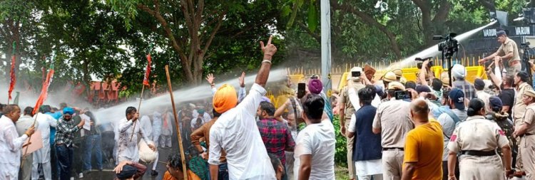 पंजाब में आप पार्टी व भाजपा के बीच टकरावः सीएम आवास घेरने जा रहे भाजपा नेताओं पर पुलिस ने किया लाठीचार्ज