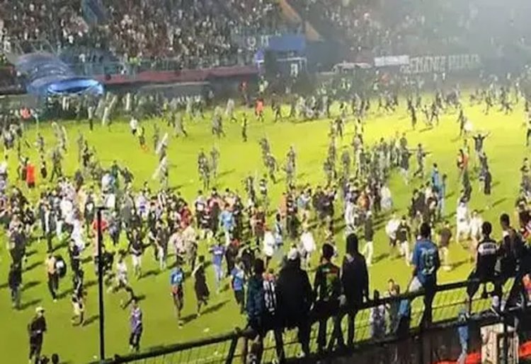 फुटबाल मैच में मची भगदड़, 150 के करीब लोगों की मौत