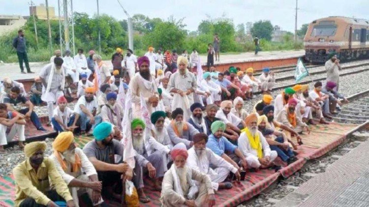 पंजाब: रेल रोको आंदोलन के तहत किसानों ने इन 17 जगह पर किया चक्का जाम