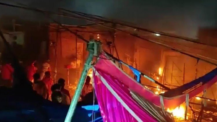 दर्दनाक हादसा: आरती के समय दुर्गा पूजा पंडाल में लगी आग, 64 लोग झुलसे