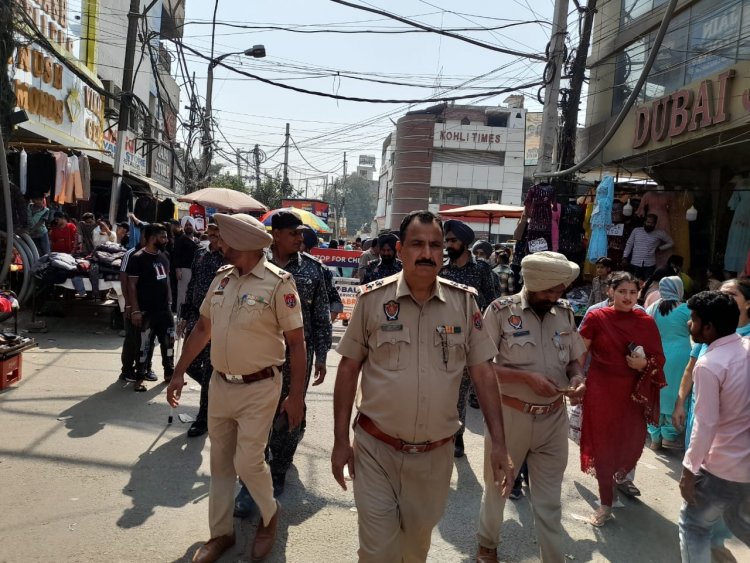 जालंधरः पुलिस ने बाजारों में निकाला फ्लैग मार्च, शहर में कई जगह-जगह लगे नाके