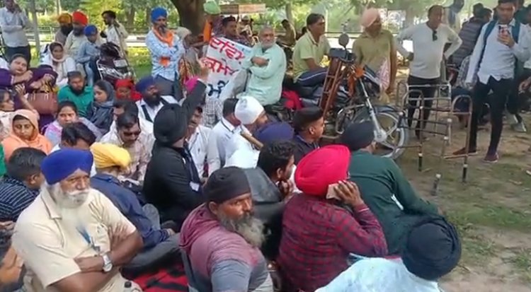 सीएम भगवंत मान के घर बाहर दिव्यांगों का हल्ला बोल, लगाया धरना
