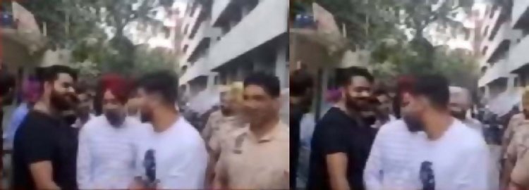 पंजाबः पुलिस की बड़ी लापरवाही, पेशी दौरान सरेआम लोगों से मिल रहा ये गैंगस्टर