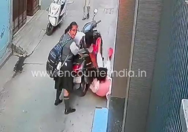 पंजाबः दिनदहाड़े बंदूक की नोक पर महिला से चैन छीन फरार लुटेरा, देखें वीडियो