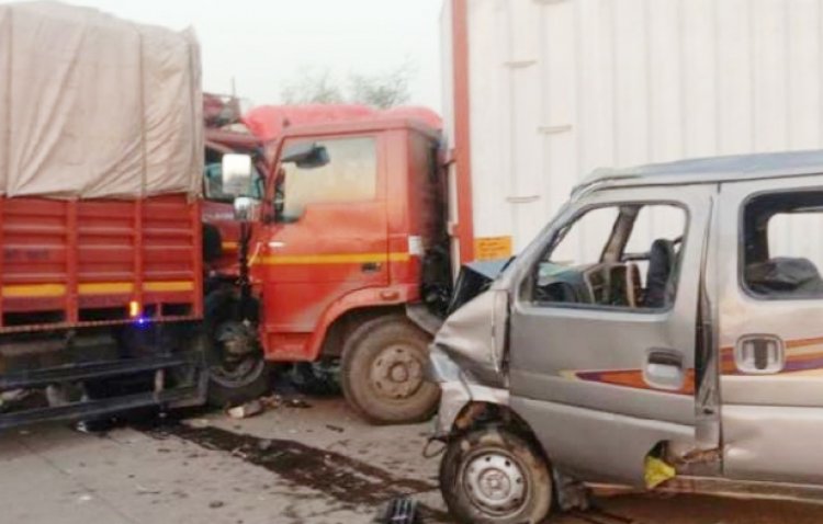ट्रक से टकराई बरातियों की कार, 4 की  मौत, छाया मातम