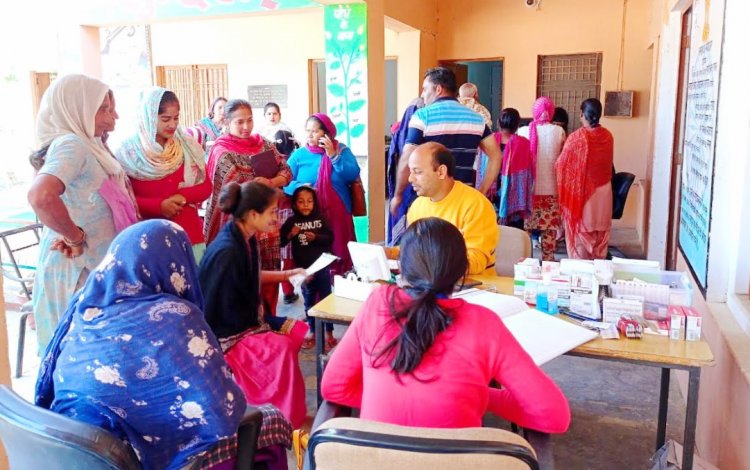 जिला ऊना मे साँसद मोबाइल स्वास्थ्य सेवा टीम ने की 159 लोगों के स्वास्थ्य की जांच
