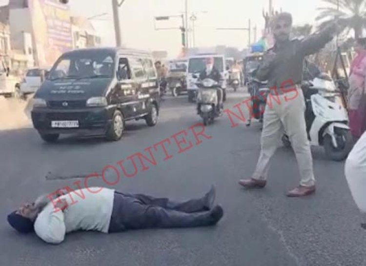 पंजाबः चालान के विरोध के कारण पुलिस के सामने सड़क पर लेटा व्यक्ति, देखें वीडियो