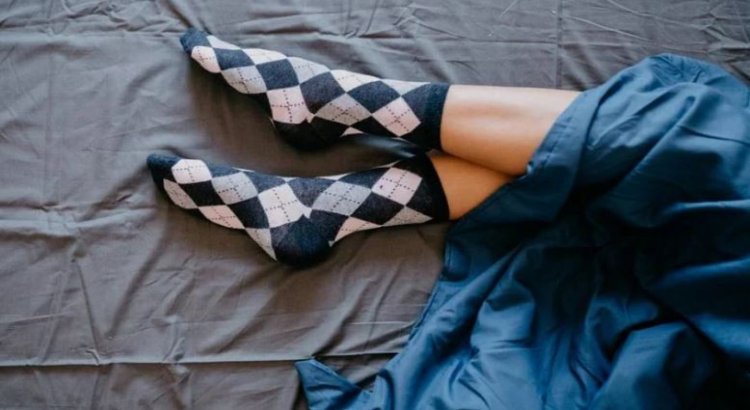 Health Tips: सर्दियों में मोजे पहनकर सोते हैं तो हो जाएं सावधान