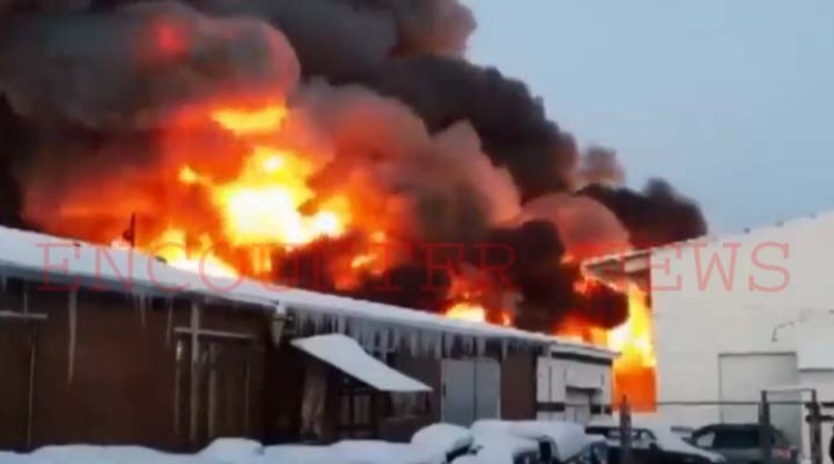 नोवोसिबिर्स्क में भयंकर आग लगने जलकर राख हुआ माल गोदाम, देखिए वीडियो