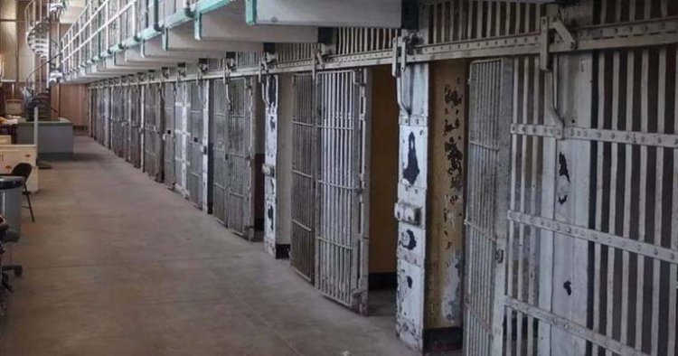 बड़ी ख़बरः जेल में चली गोलियां, 10 सुरक्षाकर्मियों समेत 4 कैदियों की मौत 