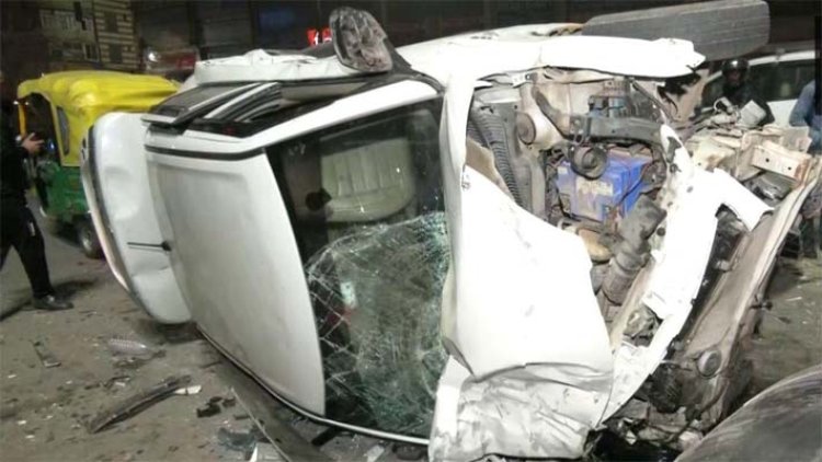 ASI की तेज रफ्तार कार ने कई वाहनों को टक्कर मारी, देखें तस्वीरें