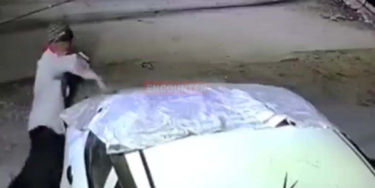 जालंधरः खड़ी कार पर तेल डालकर व्यक्ति ने लगाई आग, देखें CCTV