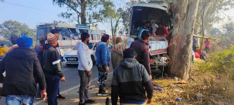 होशियारपुरः यात्रियों से भरी बस हुई क्षतिग्रस्त, कई घायल, देखें वीडियो