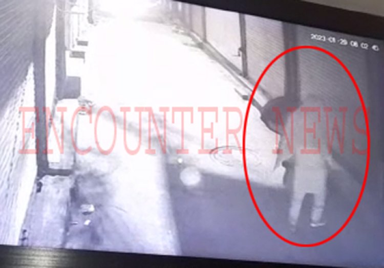 दुकान से नोटों के हार लेकर चोर हुए फरार, देखें CCTV