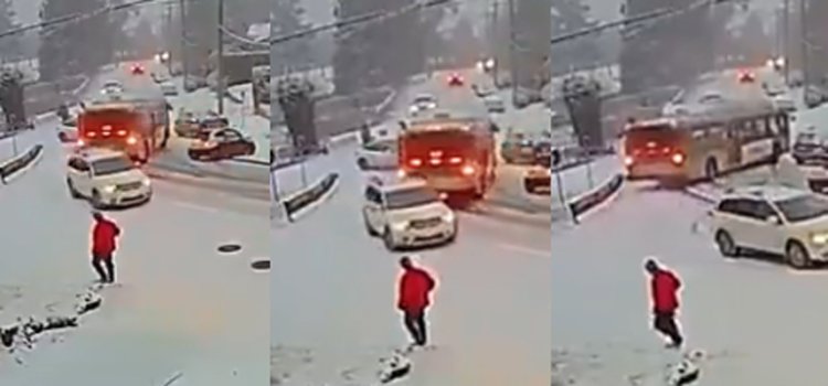 बर्फीली सड़क पर फिसलने से कई वाहनों से टकराई बस, वीडियो वायरल