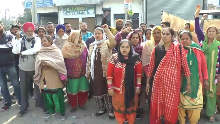 होशियारपुरः 24 दिन से लापता व्यक्ति का शव बरामद, परिजनों ने रोड जामकर कर किया प्रदर्शन, देखें वीडियो