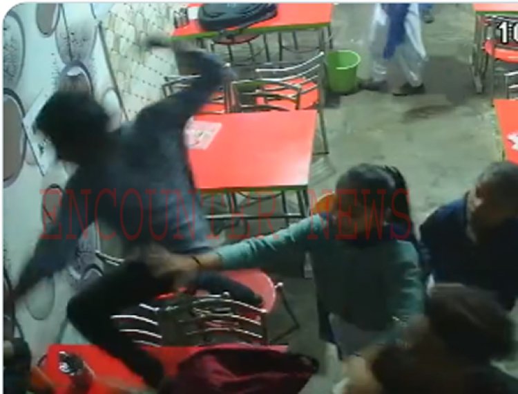 पंजाबः रेस्टोरेंट में स्कूल यूनिफॉर्म में बैठे प्रेमी जोड़े पर तेजधार हथियारों से हमला, देखें वीडियो 