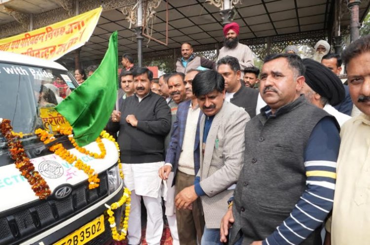 उप मुख्यमंत्री ने इलैक्ट्रिक टैक्सी को हरी झंडी दिखाकर किया रवाना