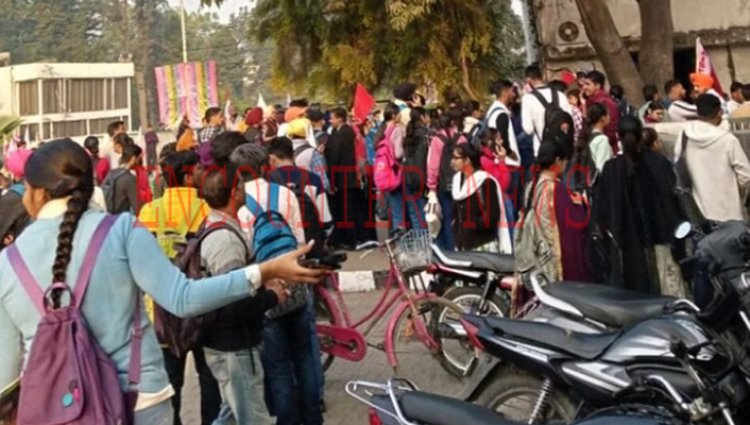 पंजाब: पंजाबी यूनिवर्सिटी में छात्र संगठनों ने सरकार के खिलाफ किया प्रदर्शन