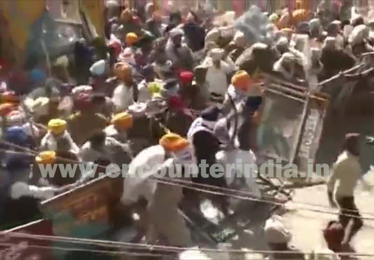 पंजाबः बंदूके-तलवारे लेकर पहुंचे अमृतपाल सिंह समर्थक, तोड़े बैरिकेड, माहौल तनावपूर्ण, देखें वीडियो
