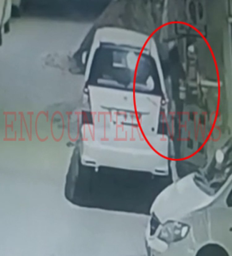 पंजाबः घर के बाहर से इनोवा कार चोरी, देखें CCTV