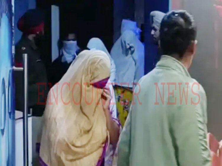 पंजाबः Blue Lotus Spa Center में पुलिस की रेड, 10 लड़के-लड़कियां काबू, देखें वीडियो 
