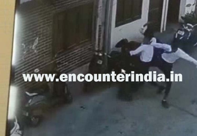 पंजाबः स्कूल के युवकों में जमकर चले लात-घूंसे, देखें CCTV