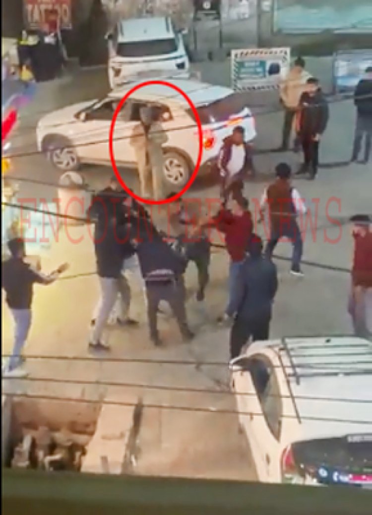 पुलिस के सामने सरेआम युवकों में चली लाठियां और लात-घूंसे, देखें वीडियो