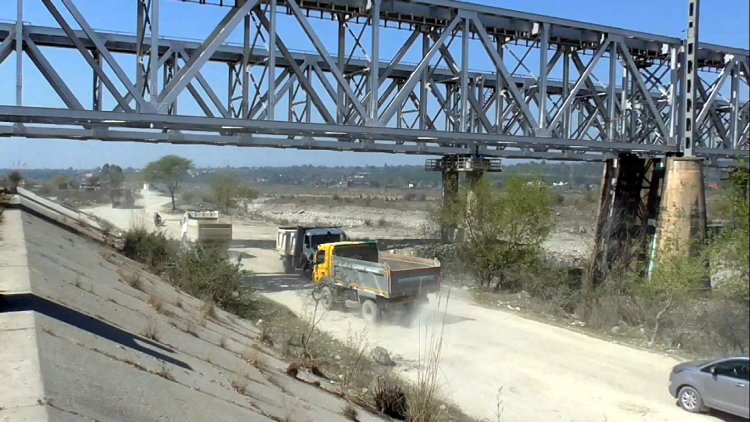 पंजाब और जम्मू कश्मीर को जोड़ने वाले रेलवे पुल का अस्तित्व भी खतरे में, देखें वीडियो
