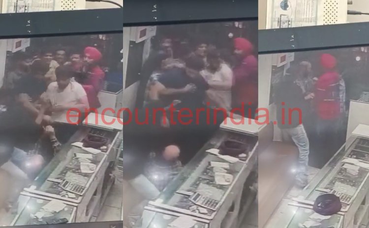 फगवाड़ाः दो दुकानदारों में जमकर चले लात-घूंसे, उतरी पगड़ियां, देखें CCTV