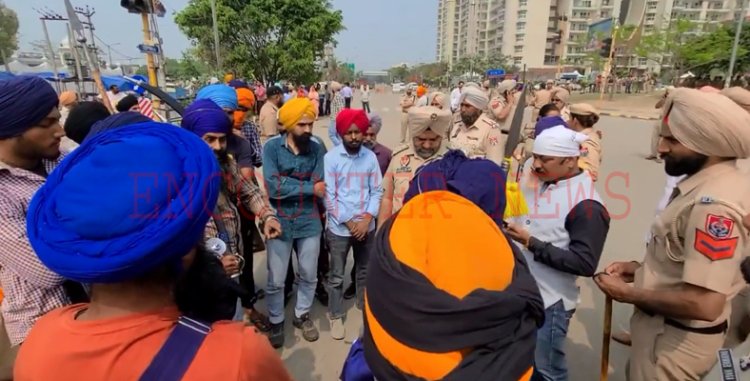 पंजाबः अमृतपाल सिंह को लेकर निहंग सिंहो का एयरपोर्ट रोड पर प्रदर्शन, देखें वीडियो