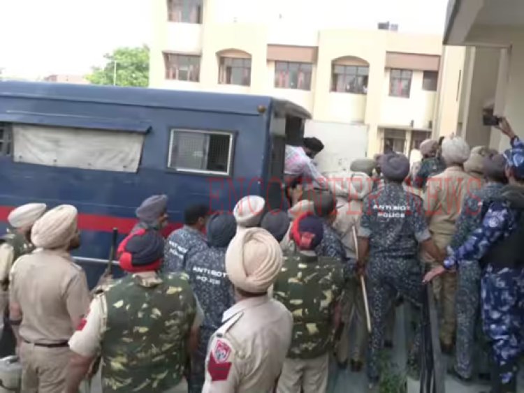 पंजाबः भारी सुरक्षा में अमृतपाल सिंह के समर्थकों की कोर्ट में पेशी, देखें वीडियो