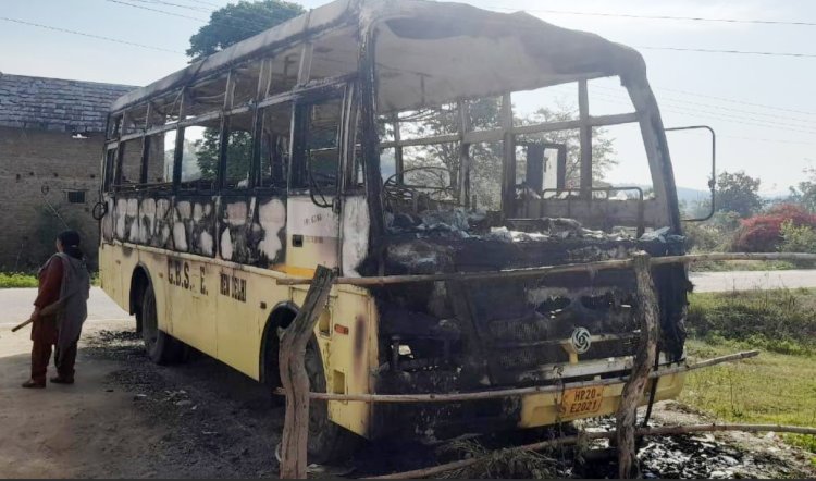 सड़क किनारे खड़ी रुद्रा इंटरनेशनल स्कूल की बस जलकर खाक