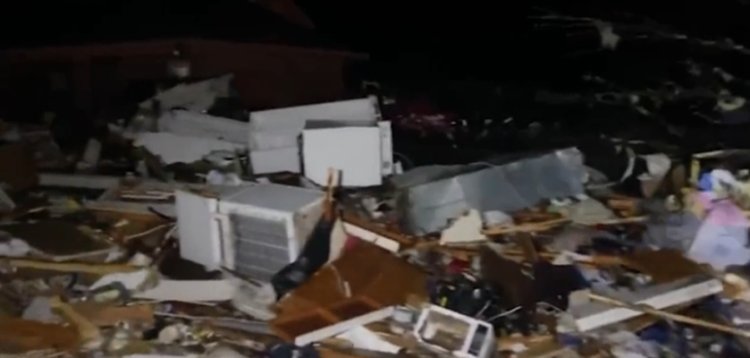तेज तूफान ने मचाई तबाही, 23 की मौत, देखें वीडियो