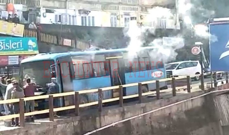 बड़ी खबरः यात्रियों से भरी बस को लगी आग, देखें वीडियो