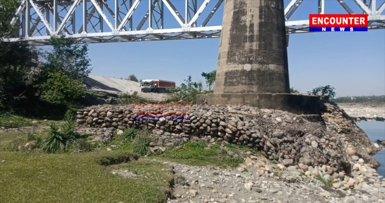 पंजाबः पुल के नीचे से गुजरे रही नाजायज क्रशर की गाड़ियां, हो रहा पुल को नुकसान, बड़ा हादसा होने की आशंका, देखें वीडियो