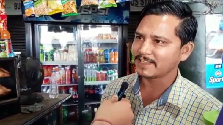 होशियारपुरः बस स्टैंड पर दुकानदार उड़ा रहे नियमों की धज्जियां, ग्राहकों से एमआरपी से ज्यादा वसूल रहे पैसे, देखें वीडियो
