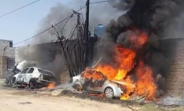 जालंधरः स्क्रैप गोदाम में लगी आग, धू-धूकर जली गाड़ियां
