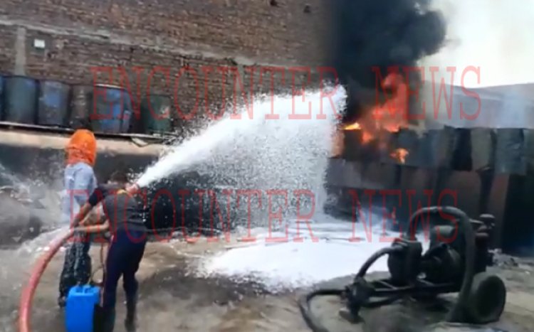 जालंधरः ट्रांसपोर्ट नगर में गोदाम में लगी आग, देखें वीडियो 