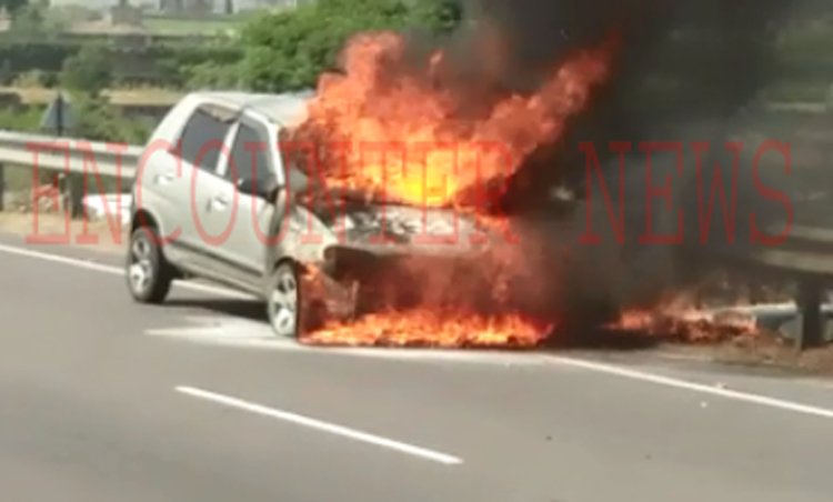 जालंधरः चलती कार को लगी भीष्ण आग, परिवार में मचा हड़कंप, देखें वीडियो