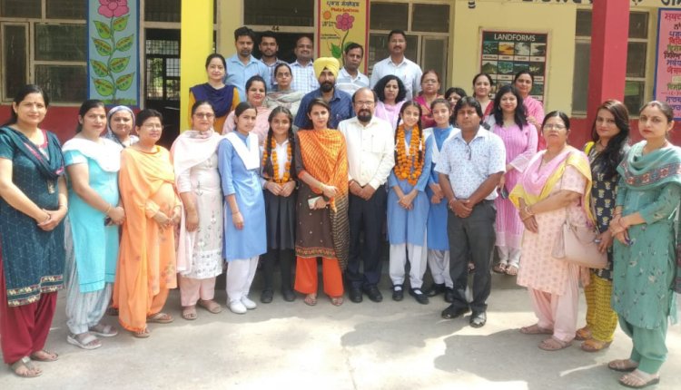 ਪੰਜਾਬ : ਤਲਵਾੜਾ ਦੇ ਸਰਕਾਰੀ ਸਕੂਲ ਦੀਆਂ 2 ਵਿਦਿਆਰਥਣਾਂ ਨੇ ਮੈਰਿਟ ਪੁਜੀਸ਼ਨਾਂ ਹਾਸਿਲ ਕੀਤੀਆਂ