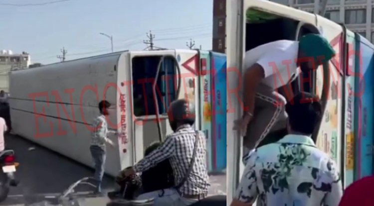 पंजाबः सवारियों से भरी बस सड़क पर पलटी, मची चीख पुकारें, देखें वीडियो