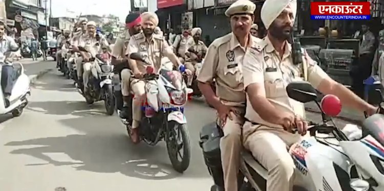 पंजाबः पठानकोट पुलिस ने निकाला फ्लैग मार्च, देखें वीडियो 