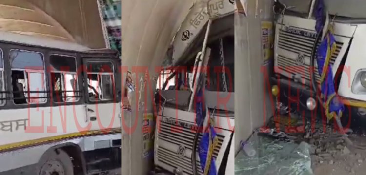 पंजाबः पुल के पिलर से टकराने पर क्षतिग्रस्त हुई पनबस, कई यात्रियों को आई चोटे, देखें वीडियो