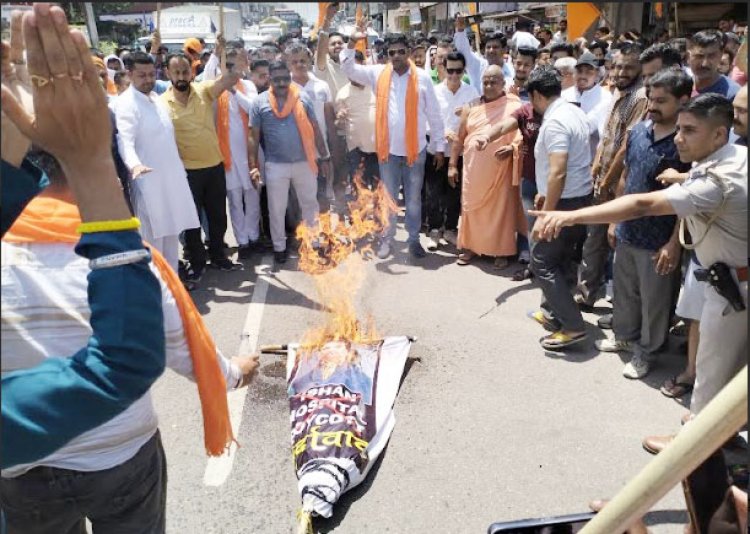 अभद्र टिप्पणी मामले में डॉ के खिलाफ हिंदू संगठनः गुस्साई भीड़ ने अस्पताल परिसर में भगवा झंडे लगाए